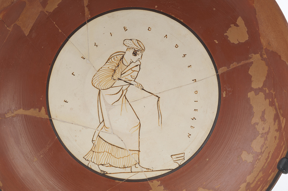 2. Jeune femme jouant à la toupie, vers 460 av. J.-C. Coupe attique à fond blanc, inv. A.891 © Musées royaux d’Art et d’Histoire
