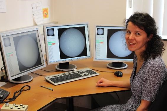 1. Sabrina Bechet dans la salle de contrôle d’USET. Les écrans d’ordinateur montrent le soleil dans différentes longueurs d’onde. Crédit: Observatoire royal de Belgique.