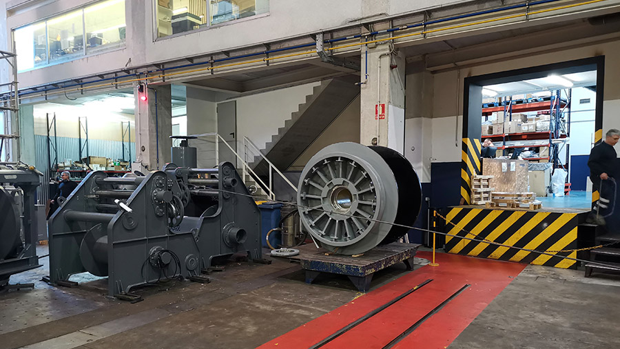 FAT of the trawl winches and cranes