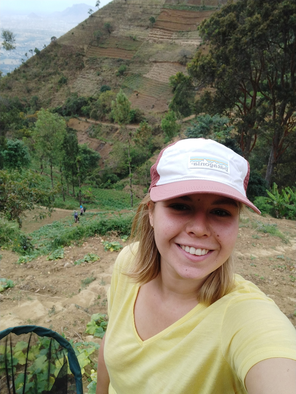 3. Lore in het Ulugurugebergte (Morogoro, Tanzania) op het fruitveld om vliegen te vangen © Lore Esselens 