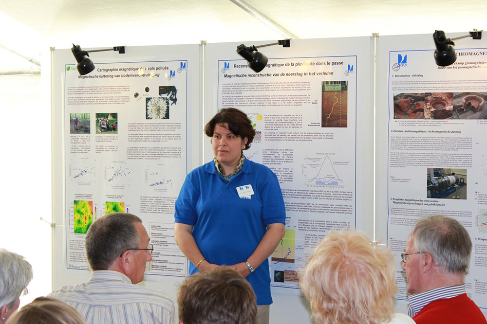 2. Souad présente son travail au public lors des dernières portes ouvertes du Centre de Physique du Globe de l’IRM à Dourbes © IRM 