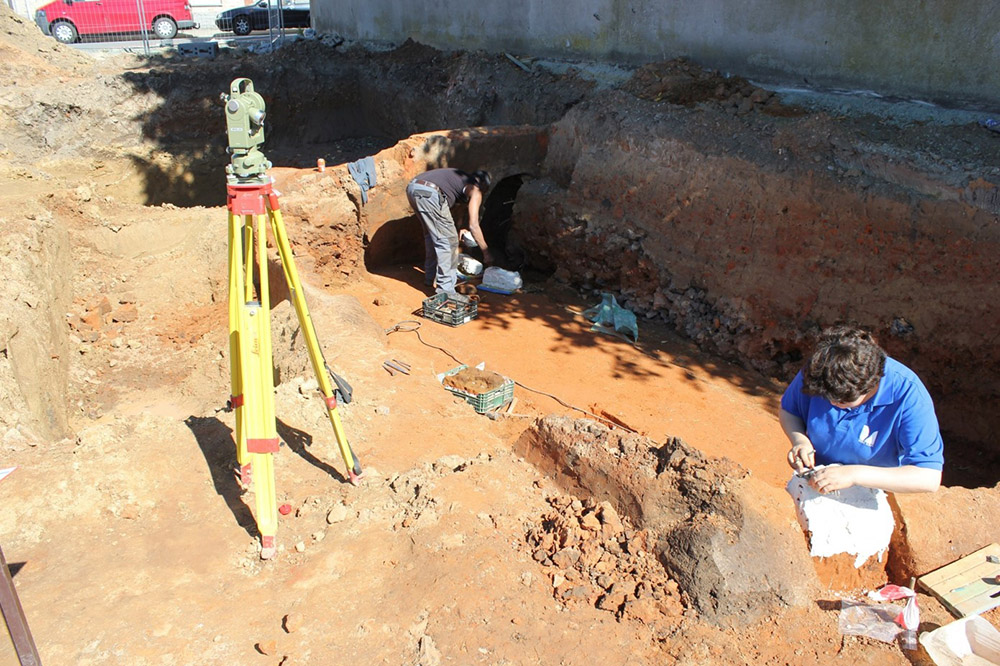 1. Souad werkt aan de datering van een oude steenoven in de gemeente Asse. © Studiebureel Archeologie Onroerend Erfgoed 