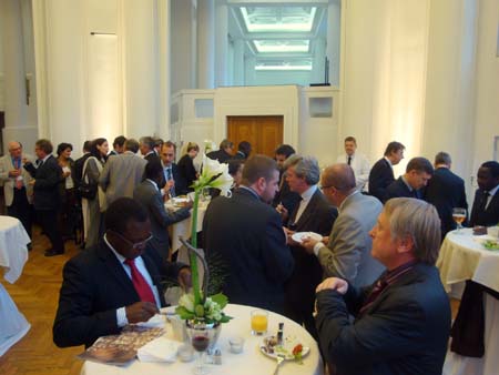 35 - Invités au cocktail espace-Afrique et Harry Berger