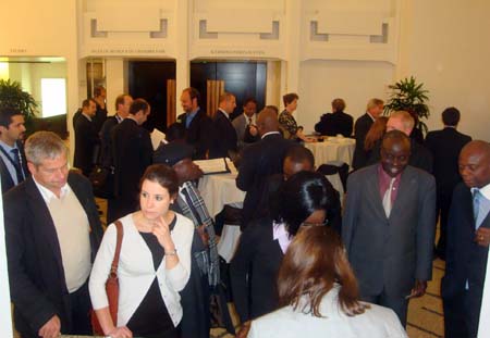 13 - Accueil des participants dans le fumoir
