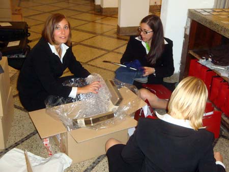 39 - Hôtesses préparant cadeau Neuhaus
