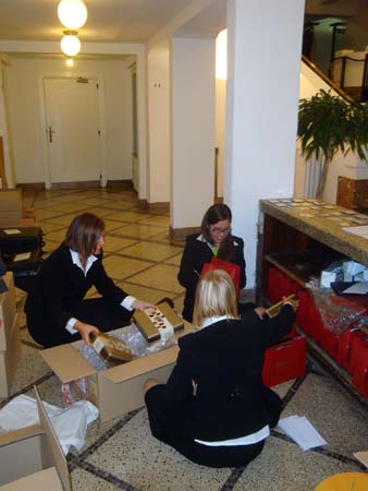 40 - Hôtesses préparant cadeau Neuhaus
